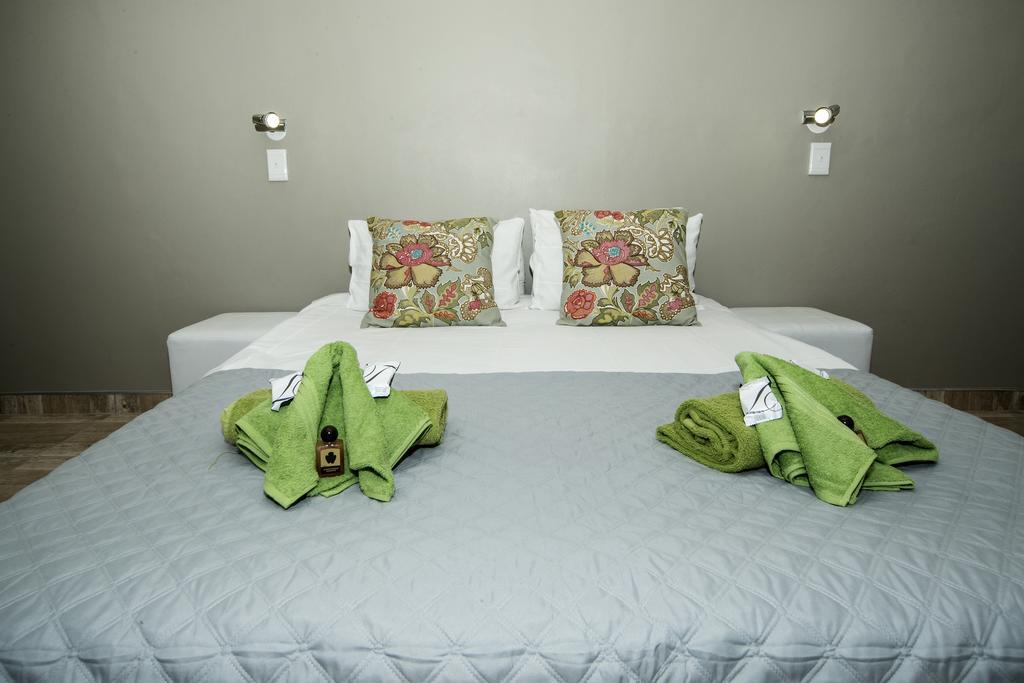 Out Of Africa Guesthouse Otjiwarongo Exterior photo