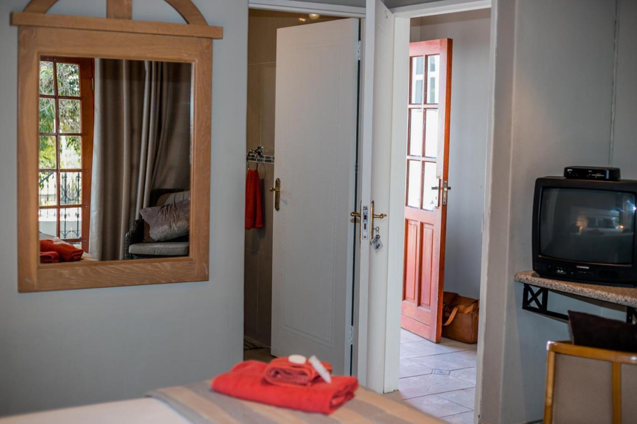 Out Of Africa Guesthouse Otjiwarongo Exterior photo